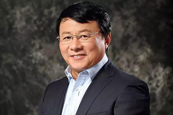 他怀揣38美元出国 带1000万美元回来救了百度和腾讯